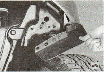 Снятие передних брызговиков передних колес Toyota RAV4