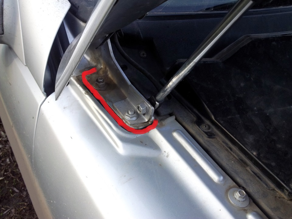 Нанесение метки положения петли крепления капота на кузове Chevrolet Niva