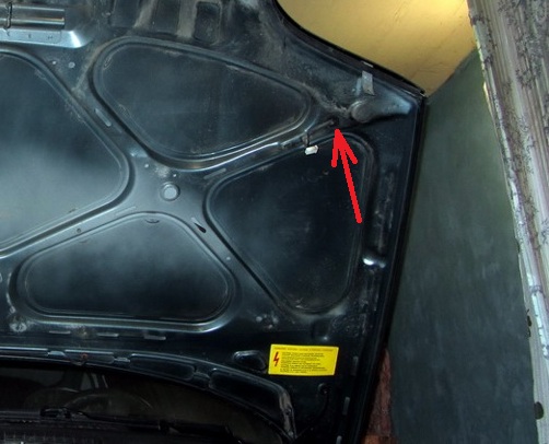 Размещение резиновой втулки жгута проводов в капоте Chevrolet Niva