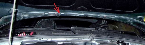 Размещение крепления подающей трубки к тройнику омывателя ветрового стекла Chevrolet Niva