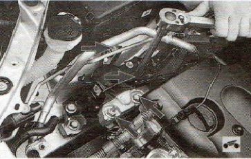 Верхняя гайка крепления правой опоры двигателя Toyota RAV4