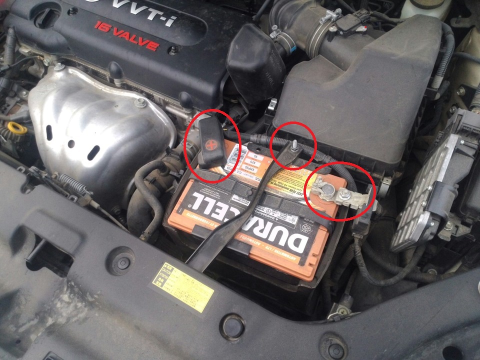 Размещение клемм и крепления аккумуляторной батареи в Toyota RAV4