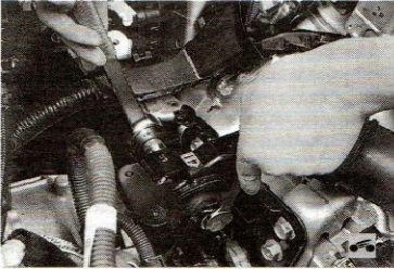 Крепление подушки левой опоры двигателя к кронштейну в Toyota RAV4