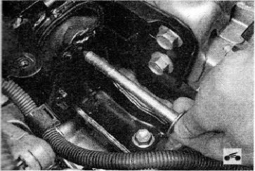 Болт крепления левой опоры двигателя к кронштейну Toyota RAV4