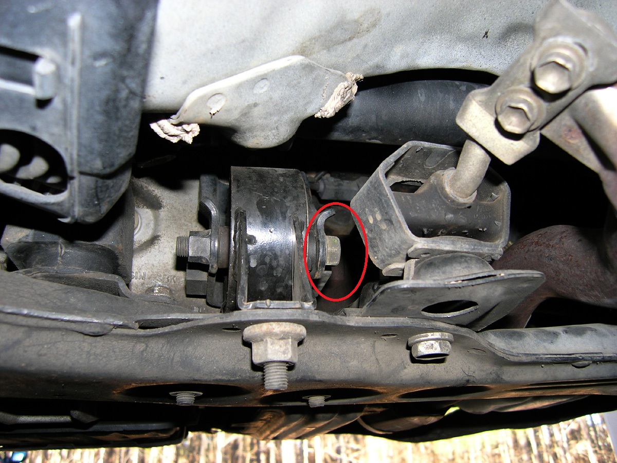 Размещение болта крепления задней подушки двигателя к кронштейну в Toyota RAV4
