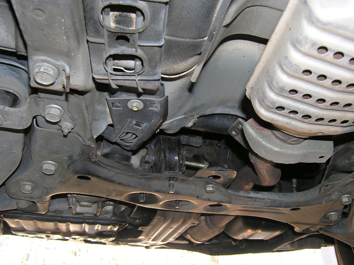 Извлечение болта крепления задней подушки двигателя к кронштейну в Toyota RAV4