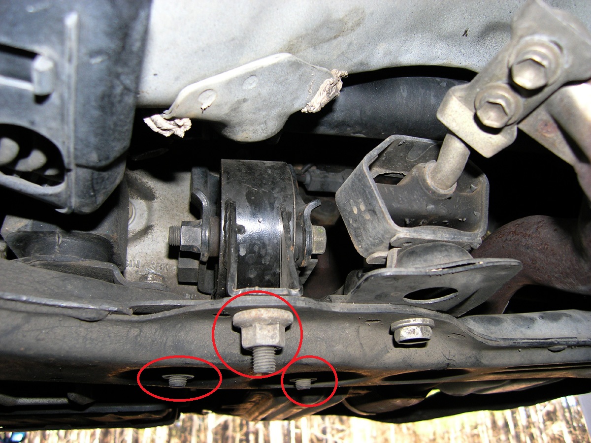 Расположение гаек крепления кронштейна задней подушки двигателя к подрамнику Toyota RAV4