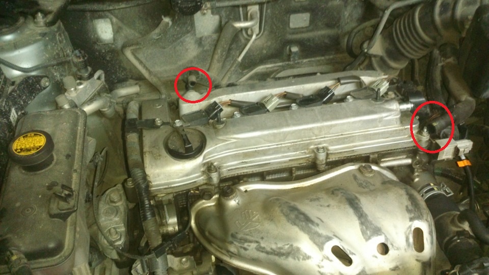 Отсоединение шлангов от головки блока цилиндров Toyota RAV4