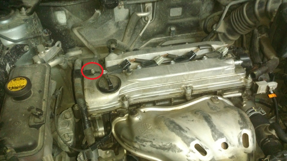 Размещение болта крепления проводов системы управления двигателем Toyota RAV4