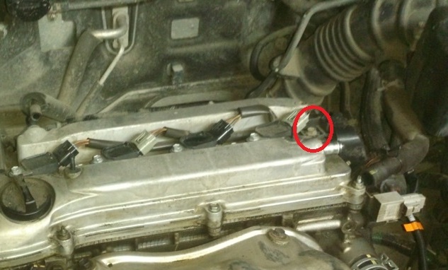 Размещение болта крепления проводов управления катушками зажигания двигателя Toyota RAV4