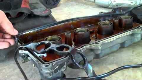 Вынимание старой прокладки крышки головки блока цилиндров двигателя Toyota RAV4