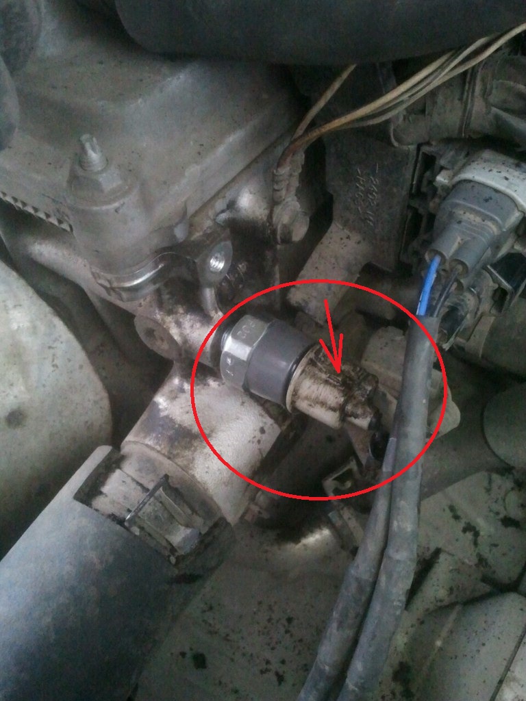 Размещение датчика давления масла в двигателе Toyota RAV4