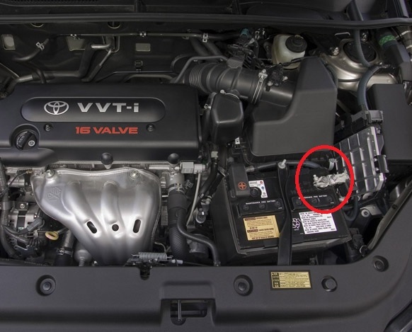 Расположение минусовой клеммы аккумуляторной батареи Toyota RAV4