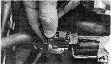 Нажатие на фиксаторы разъема клапана vvt-i в Toyota RAV4