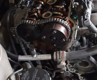 Цепь привода газораспределительного механизма со снятым натяжителем в Toyota RAV4