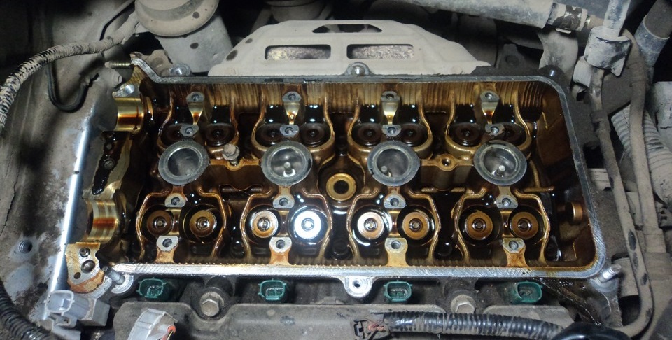 Головка блока цилиндров со снятыми распределительными валами в Toyota RAV4