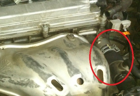 Расположение хомута шланга подвода охлаждающей жидкости от радиатора к двигателю Toyota RAV4