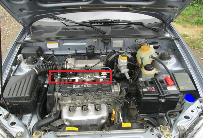 Расположение топливной рампы под капотом Chevrolet Lanos