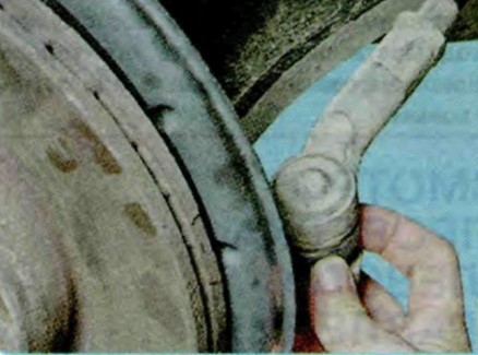 Размещение защитных чехлов наконечников рулевых тяг рулевого управления Шкода Октавия