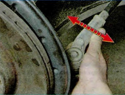 проверка на наличие люфтов в шаровых шарнирах наконечников рулевых тяг рулевого управления Шкода Октавия