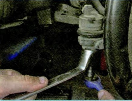 Проверка надежности затяжки гаек пальцев шаровых шарниров наконечников рулевых тяг Шкода Октавия