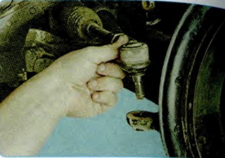 Извлечение пальца из бобышки поворотного рычага Шкода ОКтавия