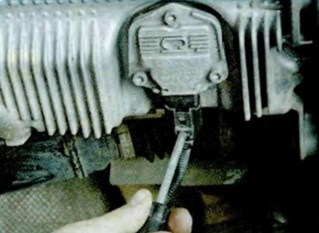Расположение колодки жгута проводов датчика уровня масла в картере двигателя Шкода Октавия