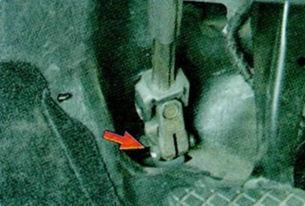 Расположение болта клеммового соединения рулевого механизма Шкода Октавия