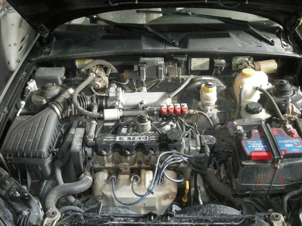 Открытый капот автомобиля Chevrolet Lanos