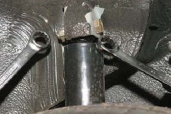 Снятие и установка амортизатора задней подвески Chevrolet Niva