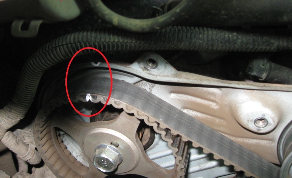 Совпадение метки на шкиве распределительного вала с меткой на задней крышке ГРМ двигателя 6B31 Mitsubishi Outlander XL