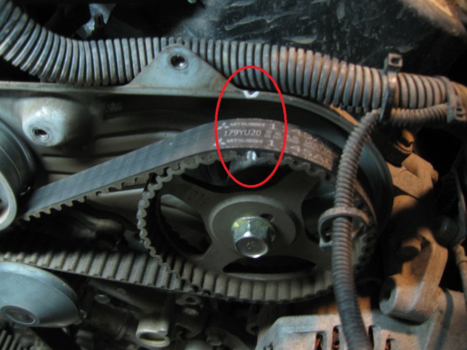 Совпадение метки на шкиве распределительного вала с меткой на задней крышке ГРМ двигателя 6B31 Mitsubishi Outlander XL