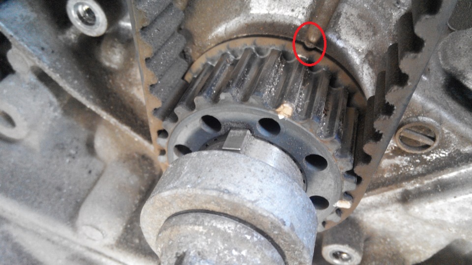 Совпадение метки зубчатого шкива коленчатого вала с приливом на корпусе масляного насоса двигателя 6B31 Mitsubishi Outlander XL
