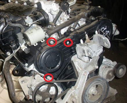 Размещение болтов крепления левой части крышки ремня привода газораспределительных механизмов двигателя 6B31 Mitsubishi Outlander XL