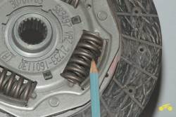 Проверьте надежность фиксации демпферных пружин в гнездах ступицы ведомого диска Chevrolet Niva
