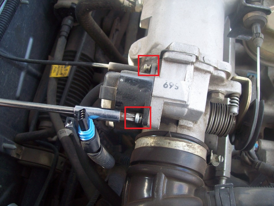 Выкручивание винтов крепления регулятора к дроссельному узлу Chevrolet Lanos