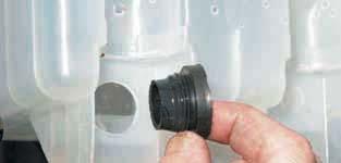 Снятие резиновой уплотнительной втулки с бачка стеклоомывателя Chevrolet Lanos