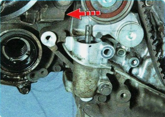 Поворачивание механизма натяжителя ремня привода газораспределительного механизма двигателя 6B31 Mitsubishi Outlander XL