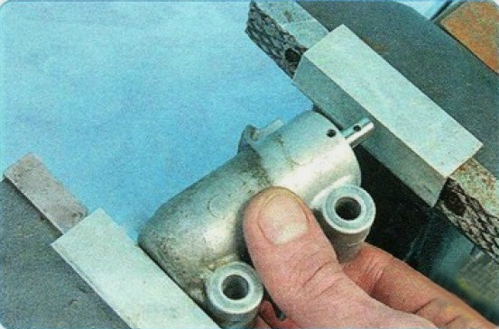 Проверка сжатия механизма натяжителя ремня привода газораспределительного двигателя 6B31 Mitsubishi Outlander XL