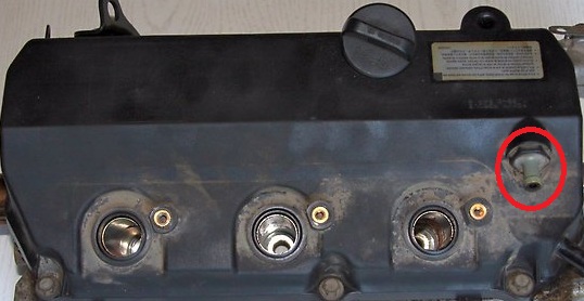 Размещение клапана продувки картера в клапанной крышке левой головки блока цилиндров двигателя 6B31 Mitsubishi Outlander XL