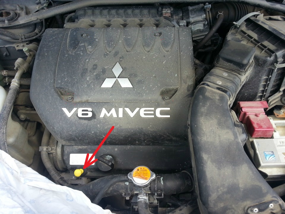 Размещение маслоизмерительного щупа двигателя 6B31 Mitsubishi Outlander XL