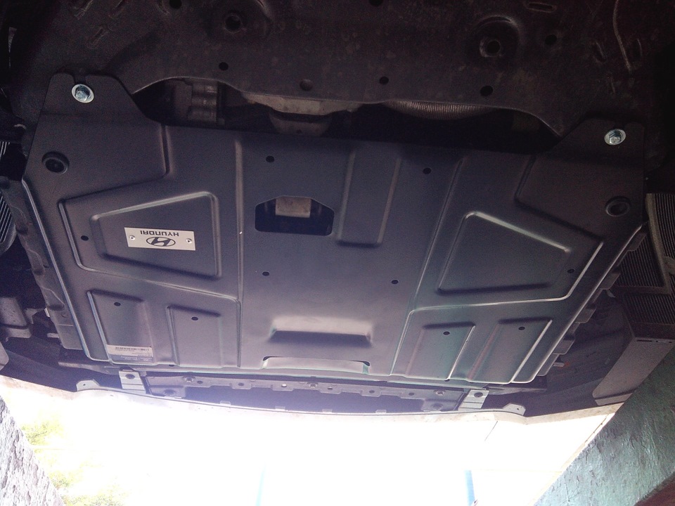 Установленная защита картера двигателя на автомобиле Hyundai Solaris 2010-2016