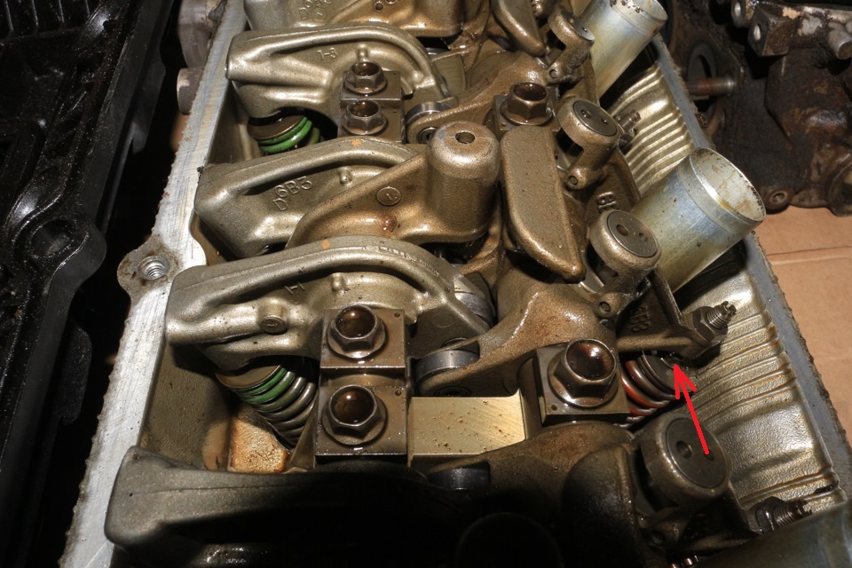 Место для установки щупа между стержнем впускного клапана и регулировочным винтом газораспределительного механизма двигателя 6B31 Mitsubishi Outlander XL