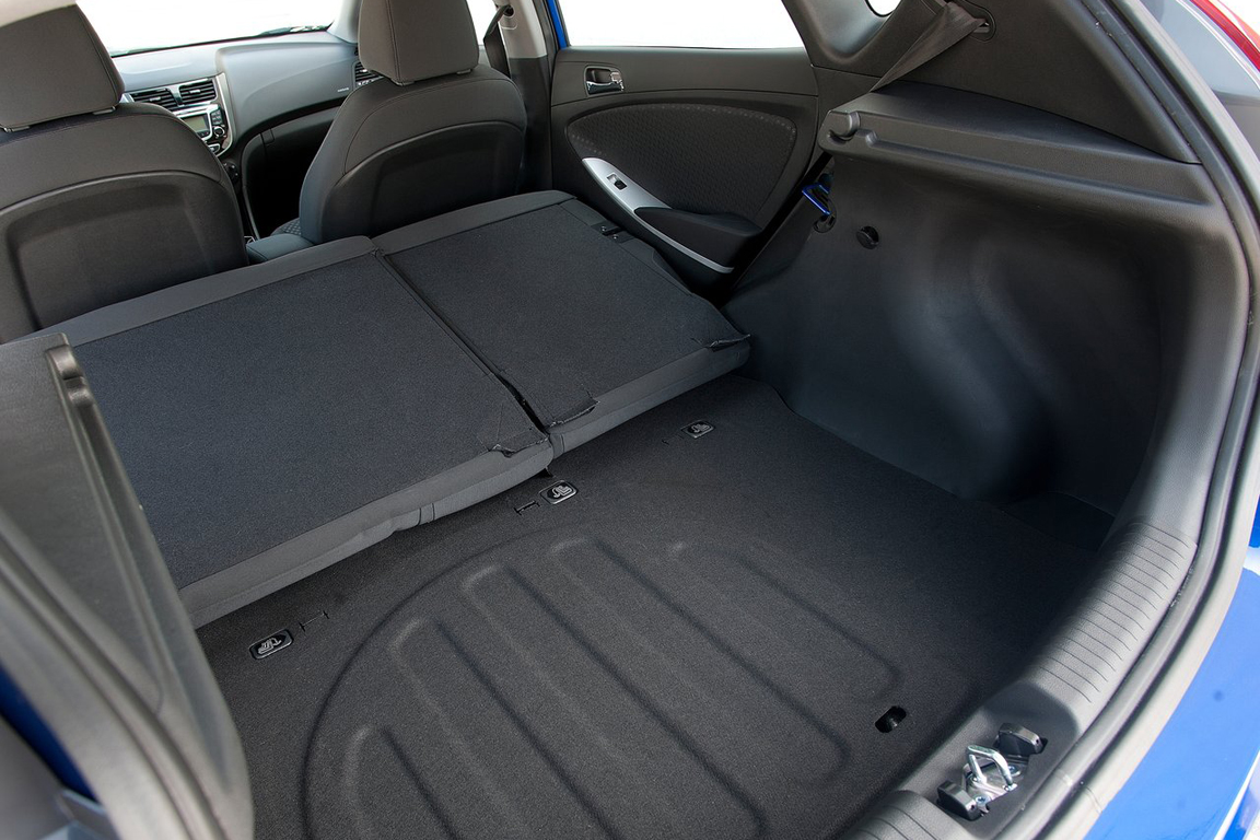 Багажник при опущенных сиденьях хэтчбек Hyundai Solaris 2010-2016