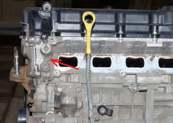 Размещение болта крепления электромагнитного клапана управления подачей масла впускных клапанов двигателя 4B12 Mitsubishi Outlander XL
