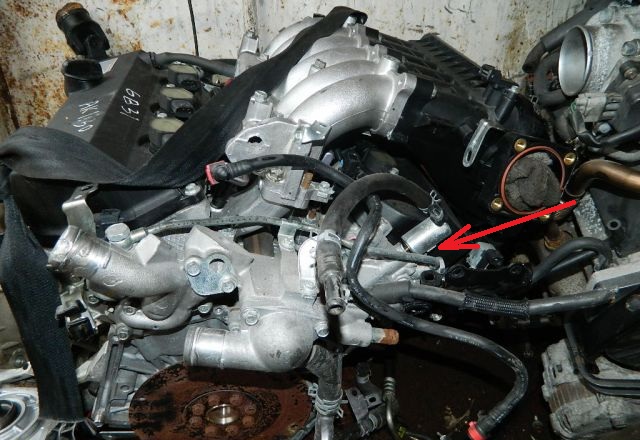 Размещение болта крепления электромагнитного клапана MIVEC двигателя 6B31 Mitsubishi Outlander XL