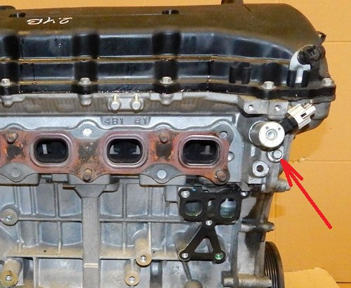 Размещение болта крепления клапана управления подачей масла MIVEC двигателя 4B12 Mitsubishi Outlander XL