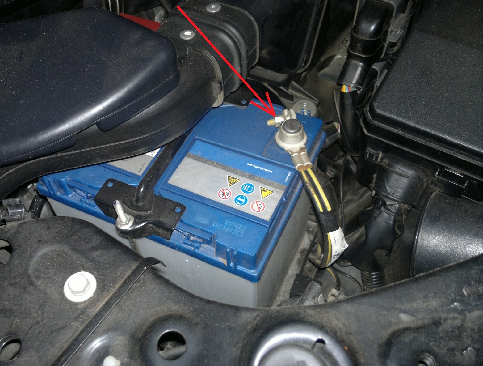 Размещение гайки крепления провода к минусовой клемме аккумуляторной батареи Mitsubishi Outlander XL
