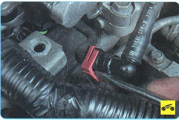 Отсоединение топливопровода от топливной рампы Mitsubishi Outlander XL II