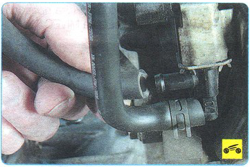 Отсоединение трубопровода от клапана продувки адсорбера Mitsubishi Outlander XL II